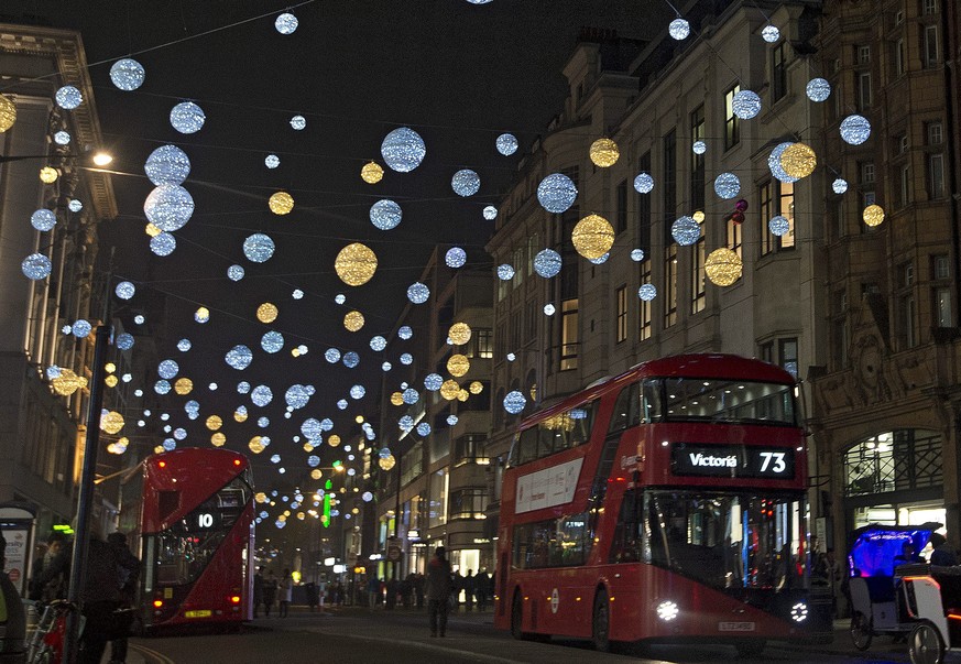 epa05006658 A general view of the Oxford Street Christmas Lights in London, Britain, 01 November 2015. Oxford Street is a main shopping street in London. EPA/HANNAH MCKAY