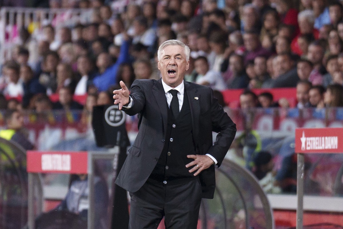 epa10591320 Real Madrid's head coach Carlo Ancelotti reacts during the Spanish LaLiga soccer match between Girona FC and Real Madrid, in Girona, Catalonia, Spain, 25 April 2023. EPA/David Borrat