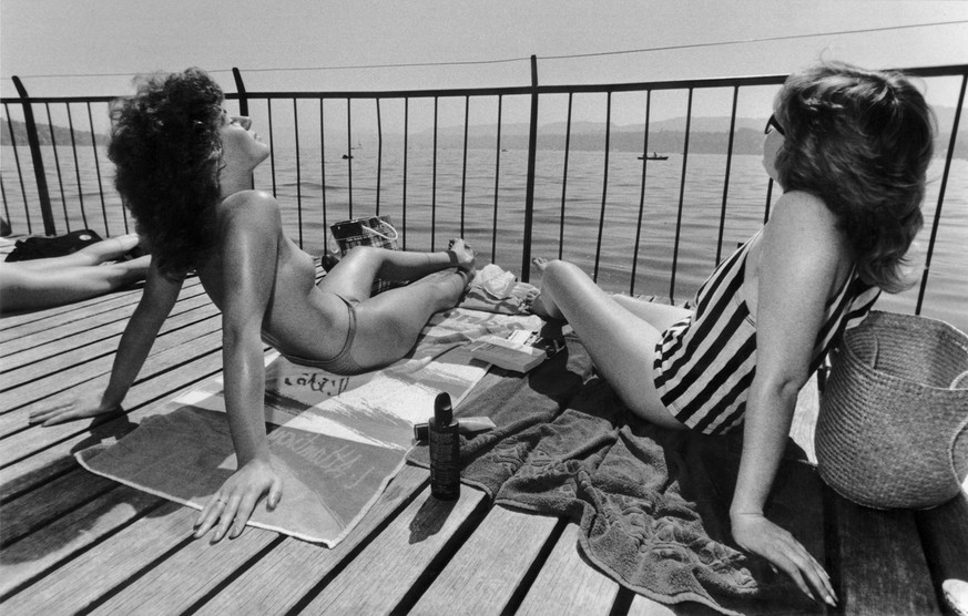 Zum Teil &quot;oben ohne&quot; geniessen weibliche Badegaeste das sonnige, fruehsommerliche Badewetter in der Badeanstalt Tiefenbrunnen, am 10. Mai 1988 in Zuerich. (KEYSTONE/Str) ======