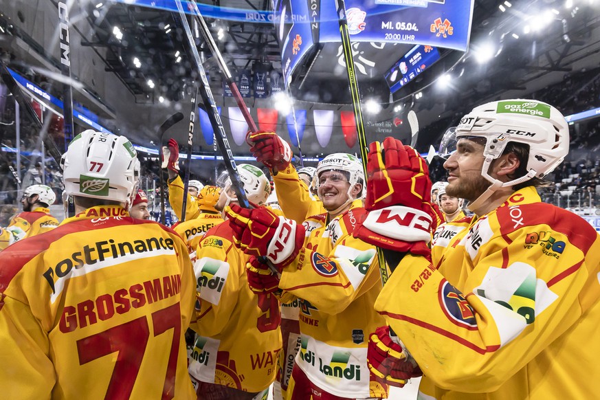 Biels Spieler jubeln nach ihrem Sieg im zweiten Eishockey Playoff Halbfinalspiel der National League zwischen den ZSC Lions und dem EHC Biel am Samstag, 1. April 2023 in der Swiss Life Arena in Zueric ...