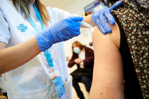 epa09094389 A health worker injects a dose of the AstraZeneca COVID-19 vaccine at Casernes Hospital in Barcelona, Spain, 24 March 2021. Spain resumes the use of the AstraZeneca COVID-19 vaccine after  ...