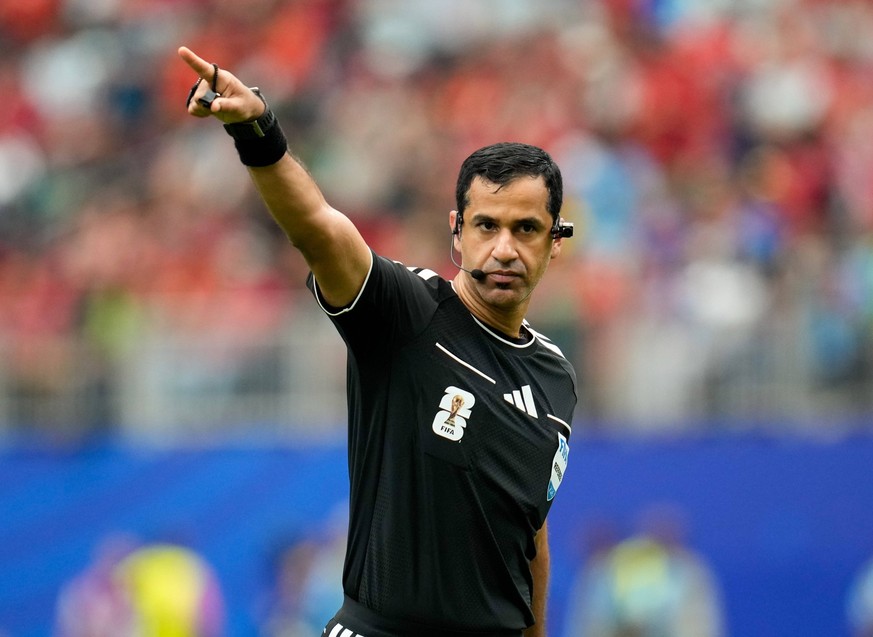 Abdulrahman Al-Jassim Schiedsrichter signalisiert einen Eckball fuer Portugal, nachdem gegen einen Spieler der DR Kongo wegen Zeitspiels beim Abstoss entschieden wurde. USA, FIFA Weltmeisterschaft, Po ...