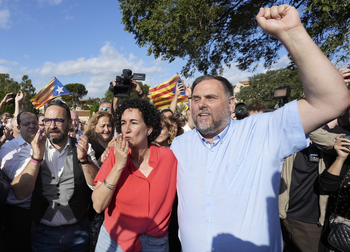 epa11473794 Catalan pro-independent left ERC party's Secretary General, Marta Rovira (C), is welcomed by party's leader, Oriol Junqueras (R), upon her arrival in the town of Cantallops, in G ...