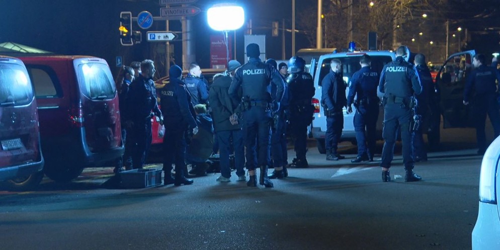 In der Nacht auf gestern attackieren 20 Jugendliche in Stäfa Polizisten mit Steinen. Am vorletzten Wochenende gehen FCZ-Chaoten mit Flaschen, Steinen und Pyros auf die Beamten los. Die Gewaltbereitsch ...