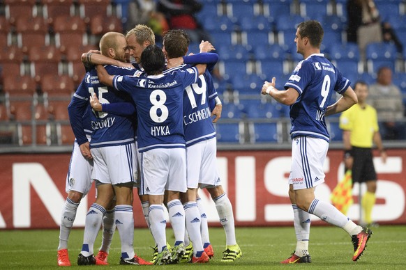 Die Luzerner um 0-1 Torschuetze Marco Schneuwly, links, bejubeln seinen Treffer im Fussball Super League Spiel zwischen dem FC Vaduz und dem FC Luzern am Mittwoch, 10. August 2016, im Rheinpark Stadio ...