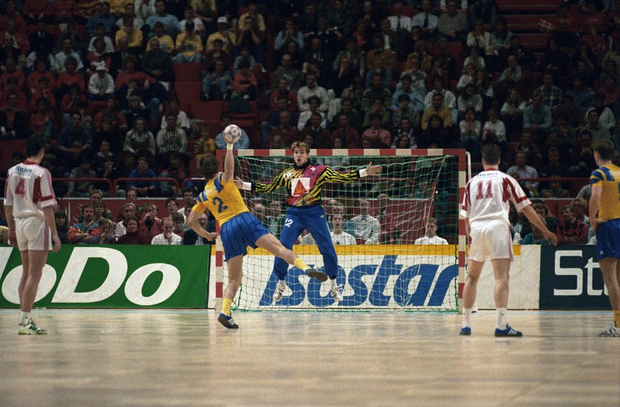 Der Schweizer Torwart Peter Huerlimann erwartet im Maerz 1993 einen 7 Meter Strafwurf vom Schwedischen Gegenspieler an der Handball- Weltmeisterschaft in Schweden. (KEYSTONE/Str)