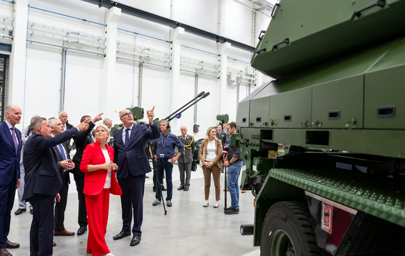 Österreichs Verteidigungsministerin Klaudia Tanner (in rot) und Bundesrat Martin Pfister (rechts davon) am Montag bei Rheinmetall Air Defence.