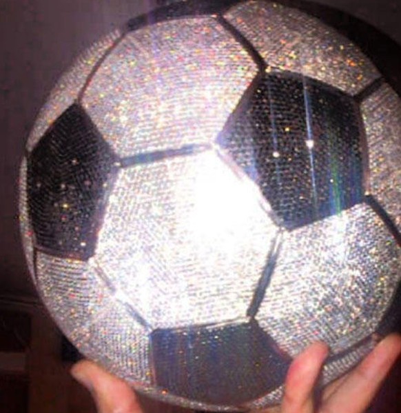 Wieso nicht? Ein Ball mit 72'000 Diamanten.