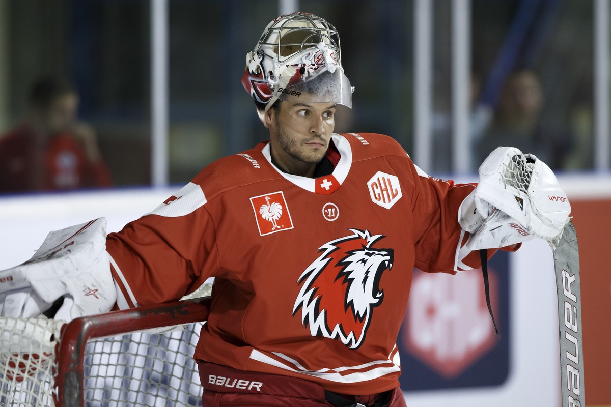 Lausanne's goaltender Luca Boltshauser waits, during the Champions Hockey League game between Lausanne HC and Yunost Minsk, at the ice stadium Yverdon, in Yverdon-Las-Bains, Switzerland, Friday,  ...