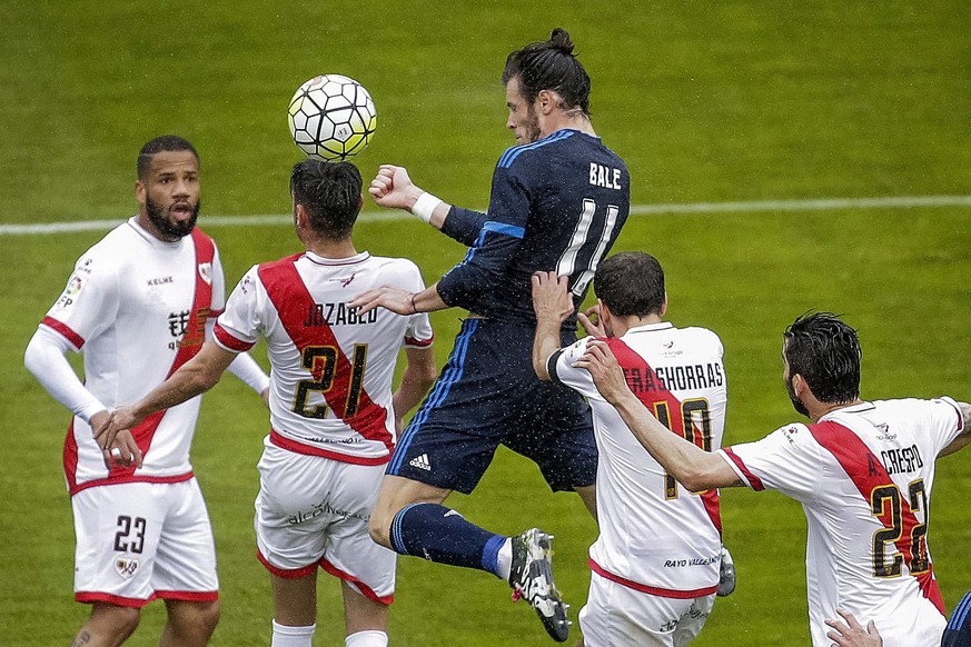 Setzt sich gegen vier Gegenspieler durch: Matchwinner Gareth Bale bei seinem Anschlusstreffer zum 1:2.&nbsp;