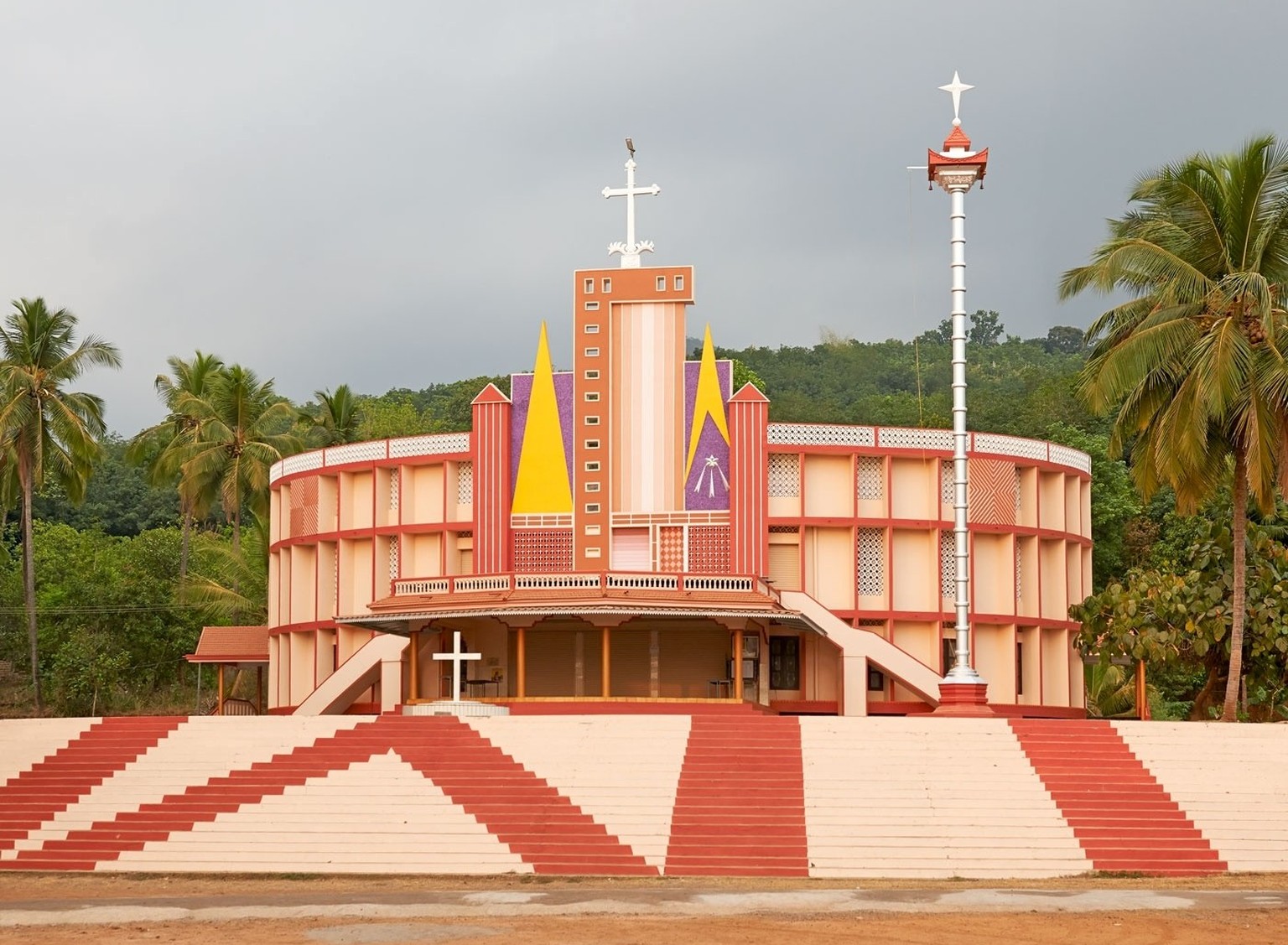 Hybrid Modernism. Churches in Kerala
2014- 2016



Nach der Unabhängigkeit im Jahr 1947 wollte sich die indische Kirche vom historisierenden Baustil der Kolonialherren differenzieren und nahm moderne  ...