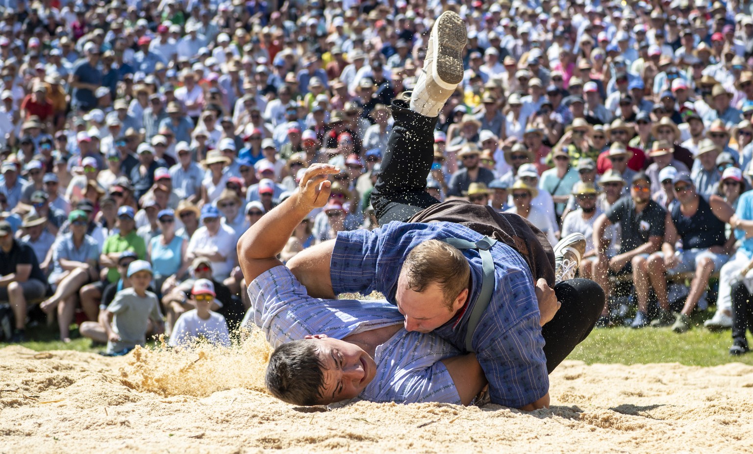 Joel Wicki, oben, und Werner Schlegel, unten, im 5. Gang beim traditionellen Rigi Schwinget vom Sonntag, 9. Juli 2023 auf der Rigi. (KEYSTONE/Urs Flueeler).