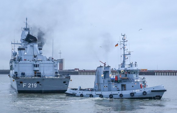 epa06417922 A tug boat (R) guides the frigate F219 &#039;Sachsen&#039; of the German Navy as it leaves its home port towards the Mediterranean Sea in Wilhelmshaven, northern Germany, 05 January 2018.  ...