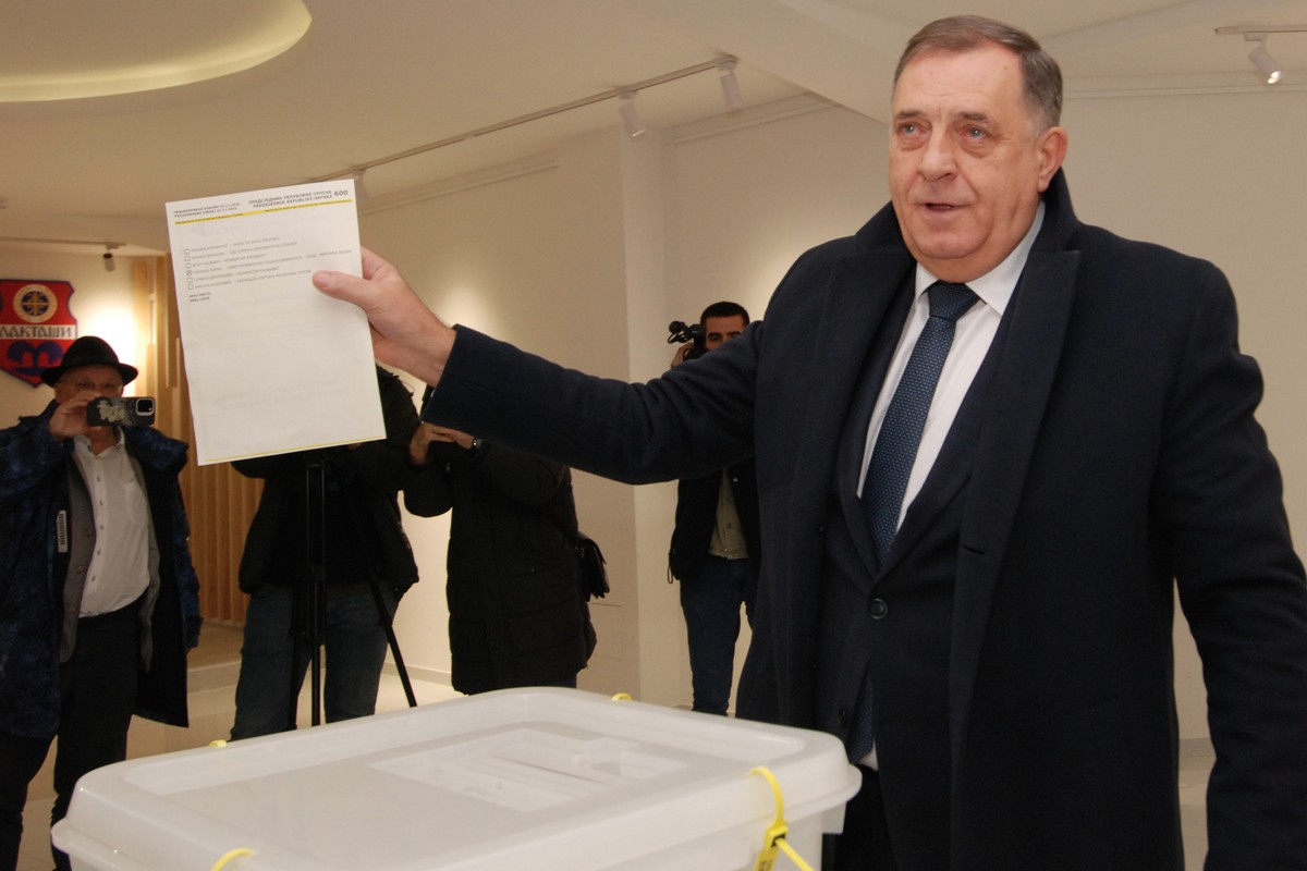 Bosnian Serb leader Milorad Dodik casts his ballot in a snap presidential election of Republika Srpska at a polling station in Laktasi, northwest of Sarajevo, Bosnia, Sunday, Nov. 23, 2025. (AP Photo/ ...