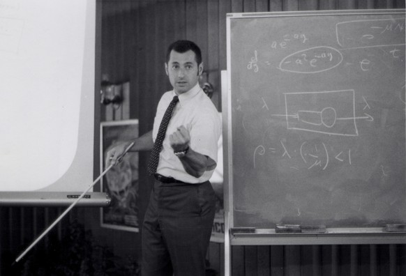 Leonard Kleinrock als Dozent während einer Informatik-Vorlesung im Jahr 1970.