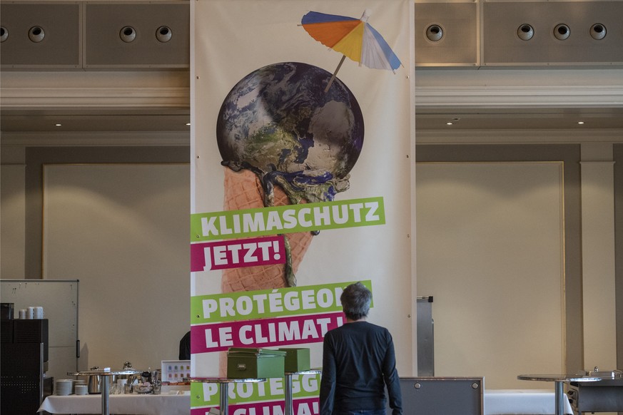 Der Kampagnenauftakt zur Klimaschutz Abstimmung wir mit einem Plakat gefeiert, anlaesslich der Delegiertenversammlung der Gruenen Partei Schweiz im Stadttheater von Olten am Samstag, 25. Maerz 2023. ( ...