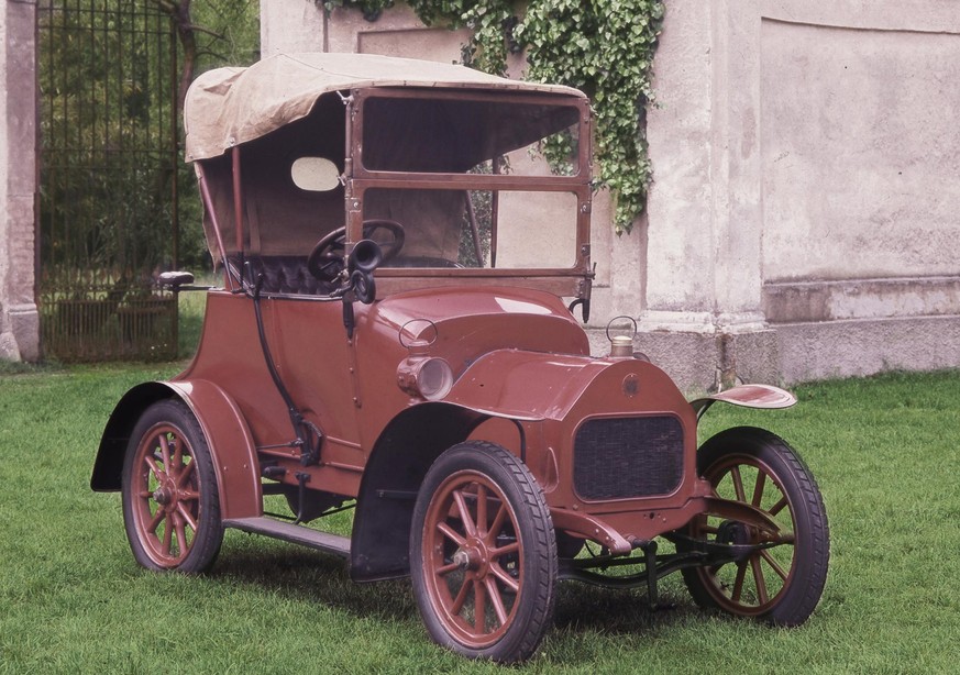 Das, verehrte Damen und Herren, ist gar kein Alfa, sondern ein <strong>Darracq 8/10HP</strong> aus dem Jahr 1908. Doch damit fing für Alfa Romeo alles an: Mit dem Kauf der französischen Darracq-Fabrik in Milano anno 1910.  