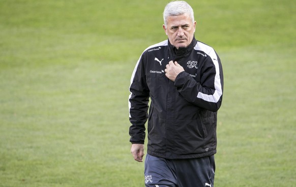 epa05628315 Switzerland&#039;s national soccer team with Swiss head coach Vladimir Petkovic during a training session in Lucerne, Switzerland, on Saturday, November 12, 2016. Switzerland is scheduled  ...