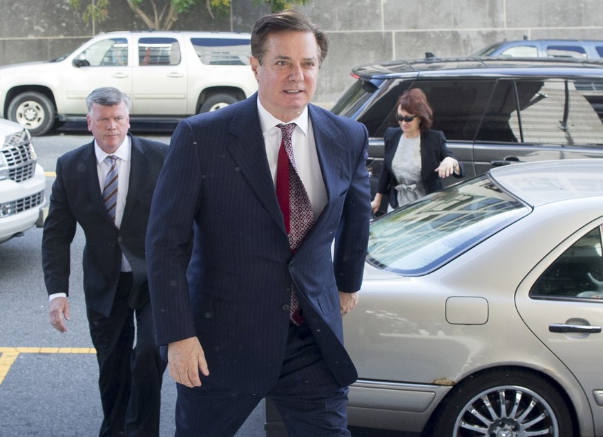 epa06810203 Former Trump campaign chairman Paul Manafort (C), his attorney Kevin Downing (L) and Manafort&#039;s wife Kathleen Manafort (R) arrive at the Federal Courthouse in Washington, DC, USA, 15  ...