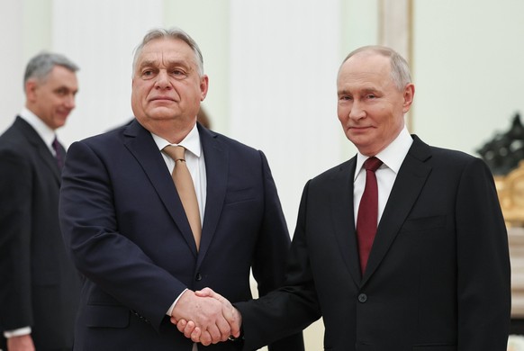 Russia Hungary 9060213 28.11.2025 Hungarian Prime Minister Viktor Orban and Russian President Vladimir Putin shake hands as they pose for photos before a meeting at the Kremlin in Moscow, Russia. Alex ...
