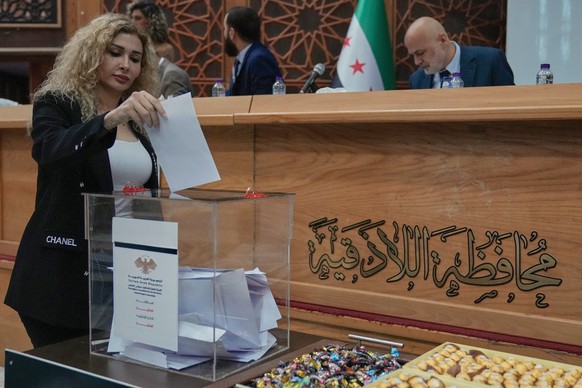 Syrian Alawite candidate Reem Kahila casts her vote during a parliamentary election at Latakia&#039;s Governor ballot station in Latakia, Syria, Sunday, Oct. 5, 2025. (AP Photo/Hussein Malla)
Syria El ...