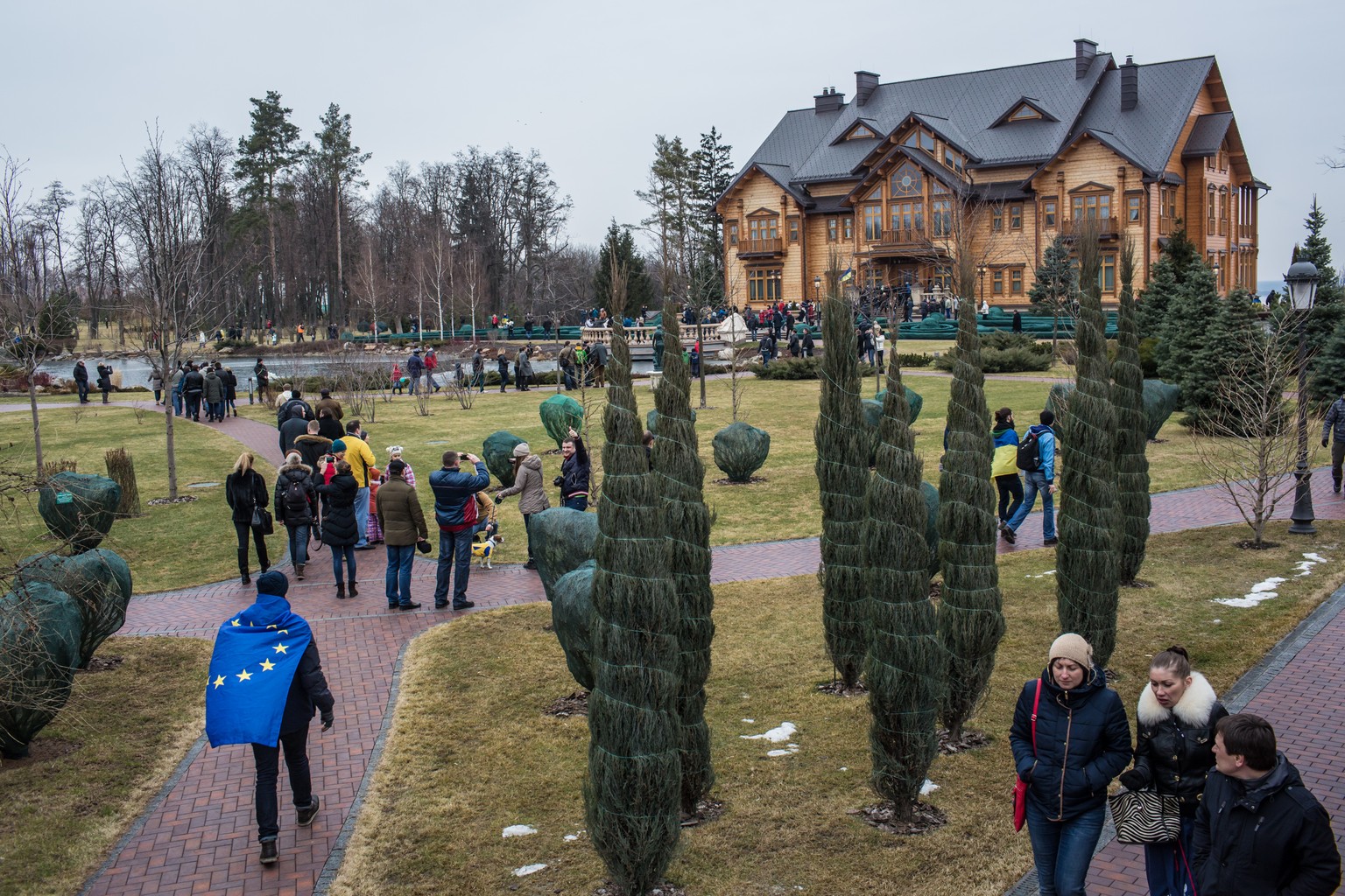 Das Anwesen Janukowitschs: Nach dessen Entmachtung wird es zur Pilgerstätte für Ukrainerinnen und Ukrainer. Journalisten werteten Dokumente aus, die in der Villa zurückgelassen wurden.