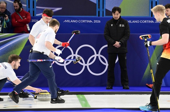 CORTINA, ITALIEN 20260214 En domaren utplacerad vid linjen under herrarnas gruppspelsmatch, omgang 5, mellan Kina och Sverige i OS-curlingen i Cortina. *** Bilden ingar i SPORTPAKET. F