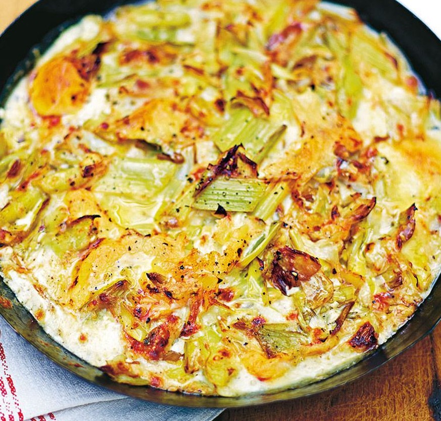 cheesy leeks a la oliver jamie lauch käse vegetarisch beilagen essen food http://resimli-yemek.com/indx.html?utm_content=jamie+oliver+recipes