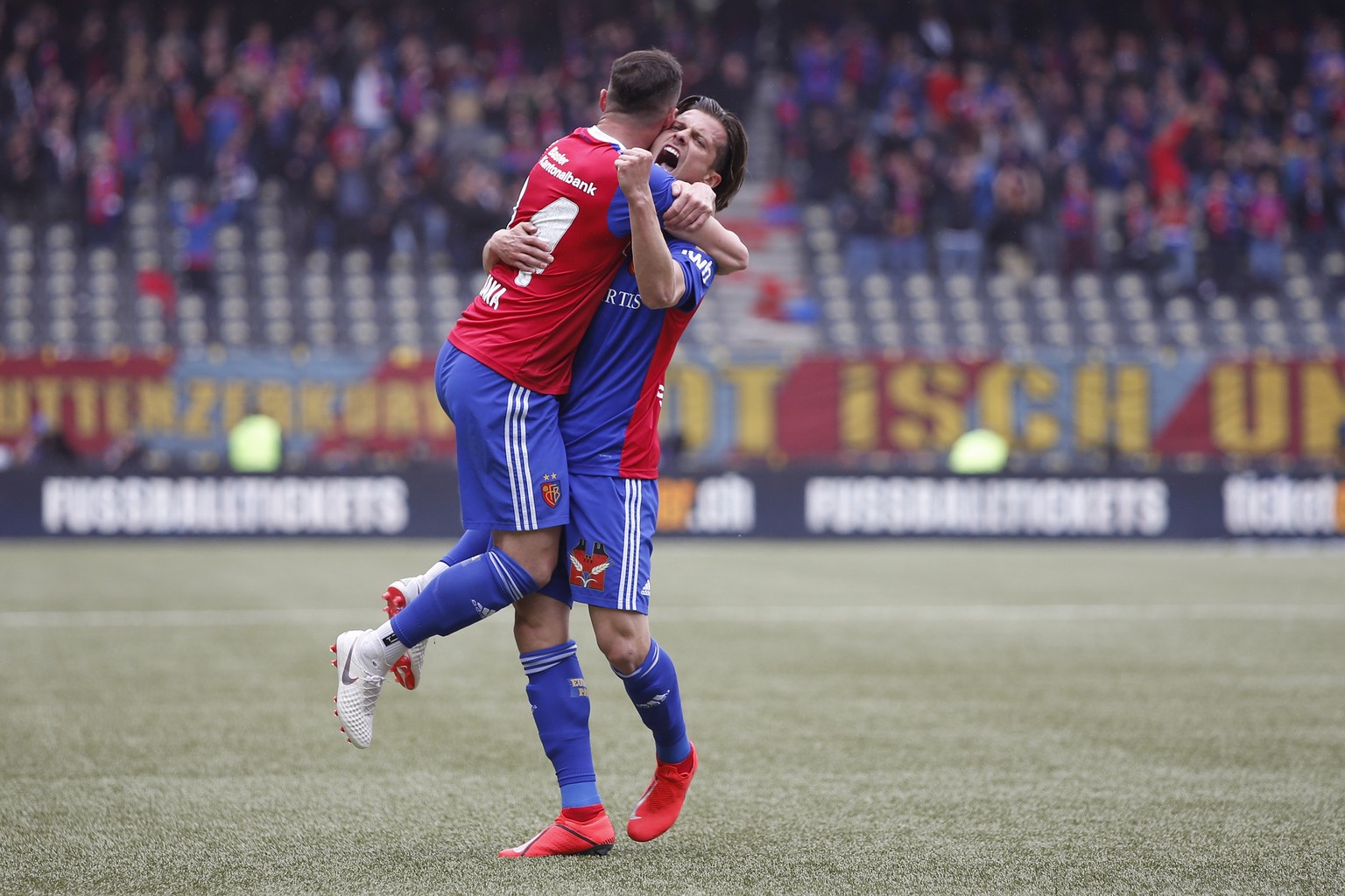 Basels Valentin Stocker, rechts, und Taulant Xhaka jubeln nach dem Tor zum 1-0, im Schweizer Fussball Cupfinalspiel zwischen dem FC Basel und dem FC Thun, am Sonntag 19. Mai 2019, im Stade de Suisse i ...