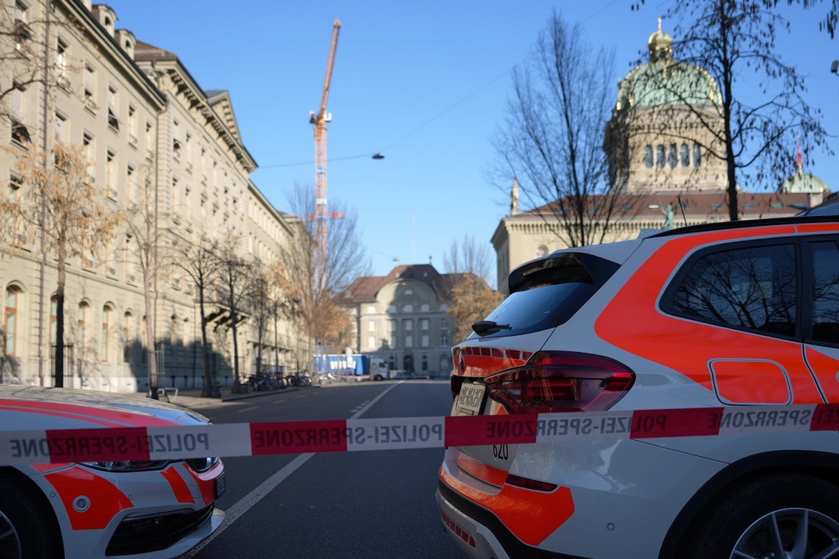 Im Zusammenhang mit dem Grosseinsatz der Polizei beim Bundeshaus in Bern sind am Dienstag, 14. Februar 2023 mehrere Gebaeude evakuiert und der Bundesplatz sowie einige Strassen um den Bundesplatz weit ...