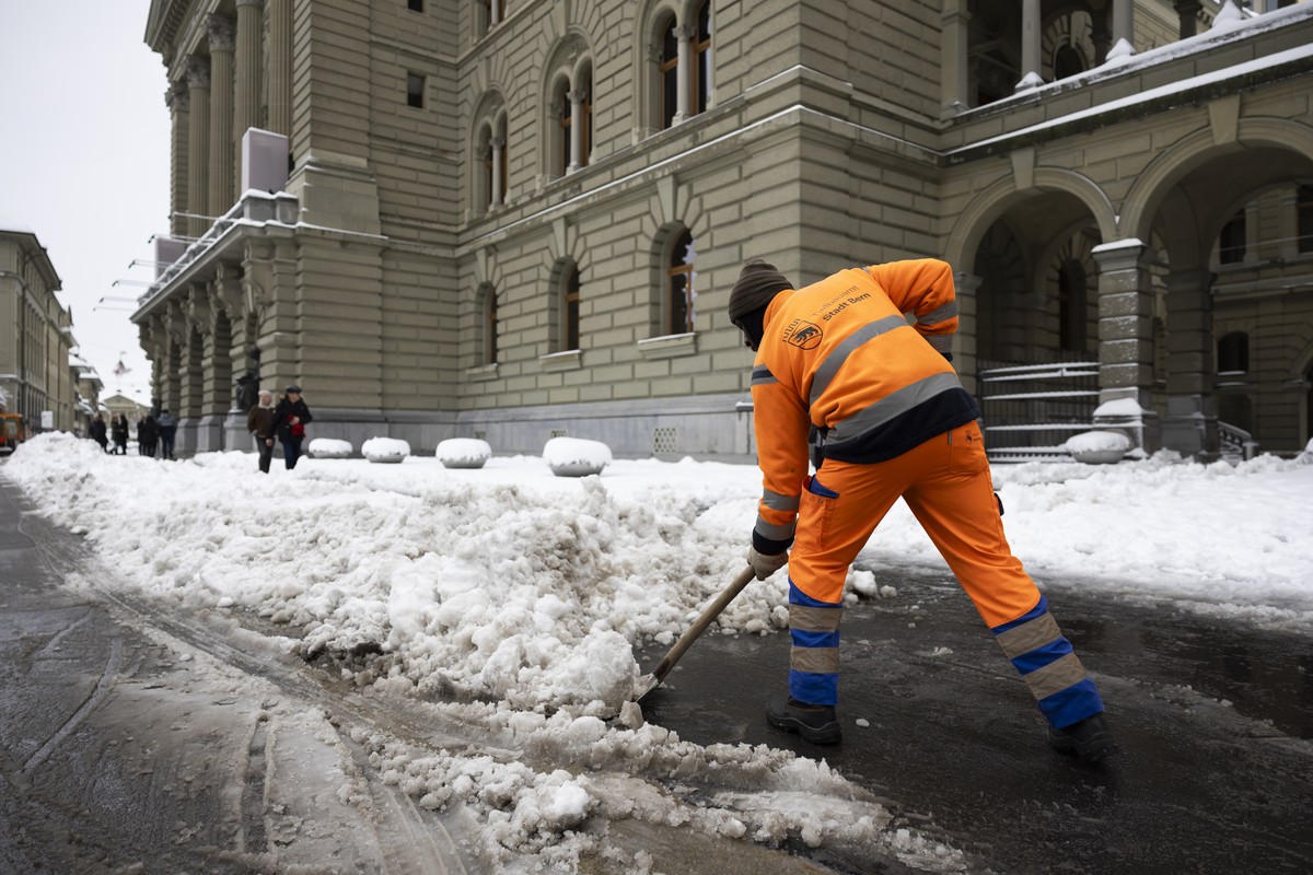 Philip Ankumah, Angestellter des Tiefbauamts Stadt Bern, raeumt Schnee vor dem Bundeshaus, am Freitag, 22. November 2024 in Bern. Die verbreiteten Schneefaelle vom Vorabend und in der Nacht haben in w ...