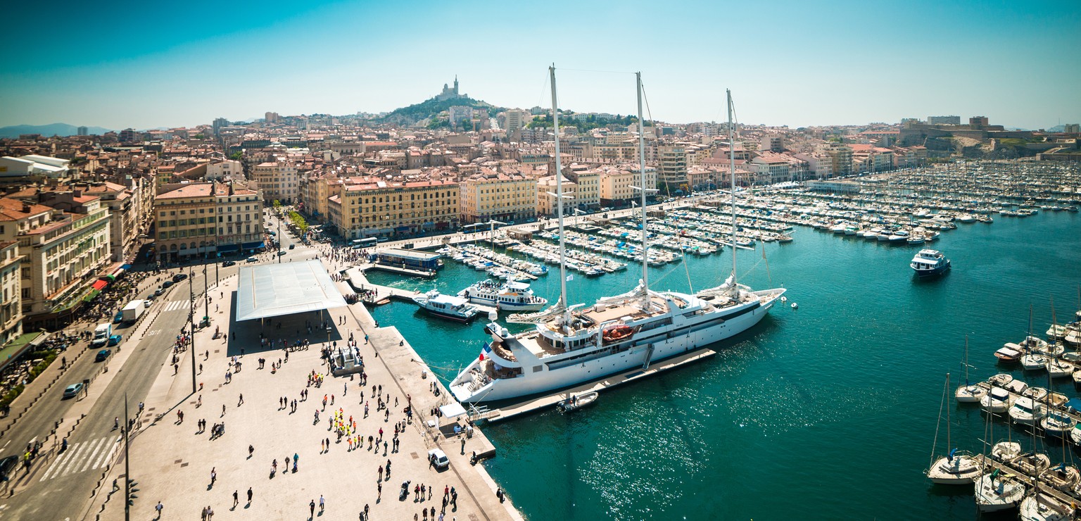 Sonnentanken ist in Marseille ganz einfach: Nur hinsetzen und erst wieder gehen, wenn die Sonne untergegangen ist.