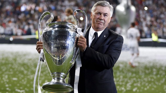 epa05076307 Real Madrid&#039;s Italian head coach Carlo Ancelotti holds the winner trophy during an event to celebrate their win in the UEFA Champions League held at Santiago Bernabeu stadium in Madri ...