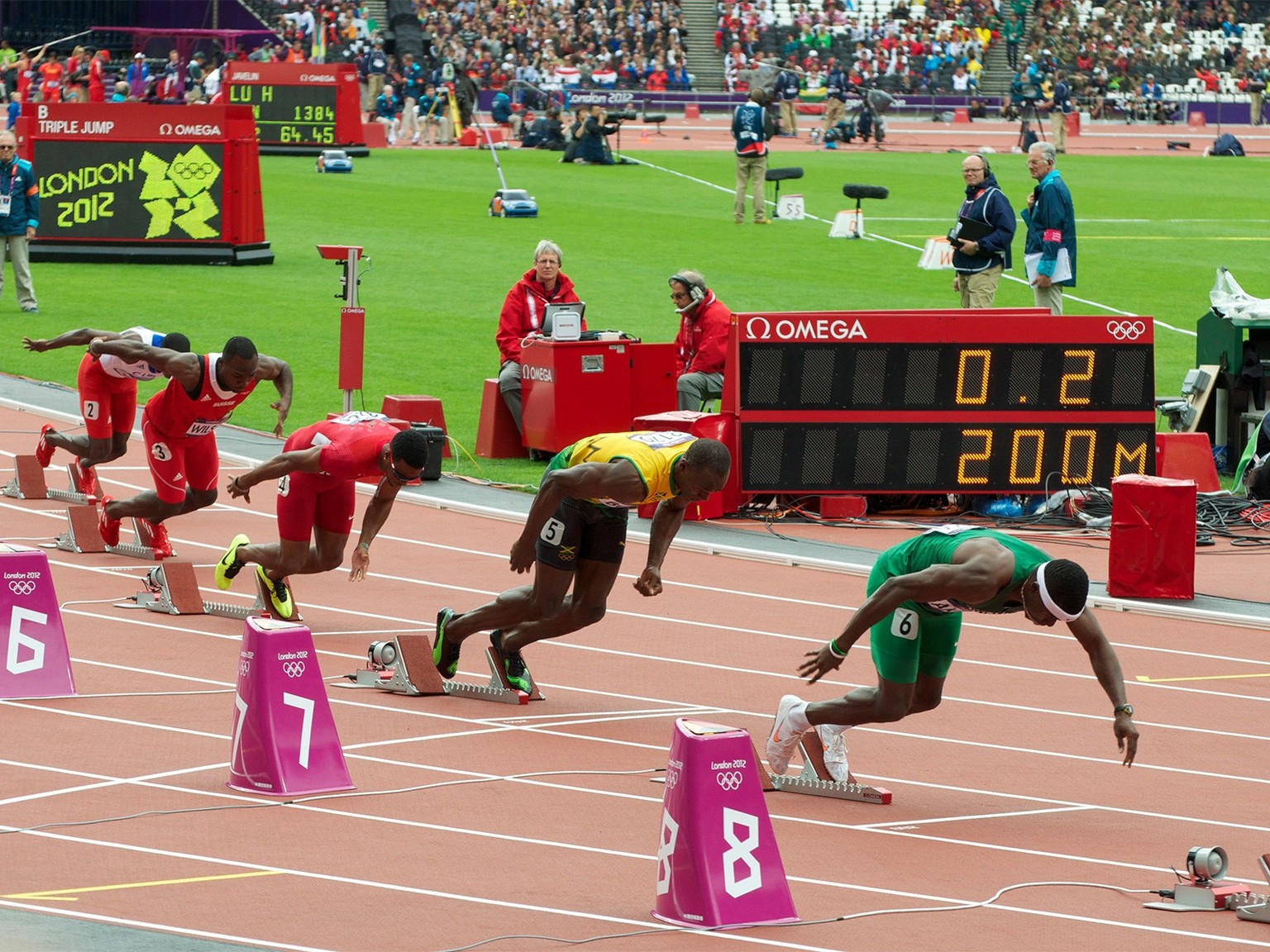 Start des 200-Meter-Rennens der Männer in London 2012 mit der Omega-Zeitanzeige im Hintergrund. https://commons.wikimedia.org/wiki/File:London_2012_200m_heat_1_start.jpg