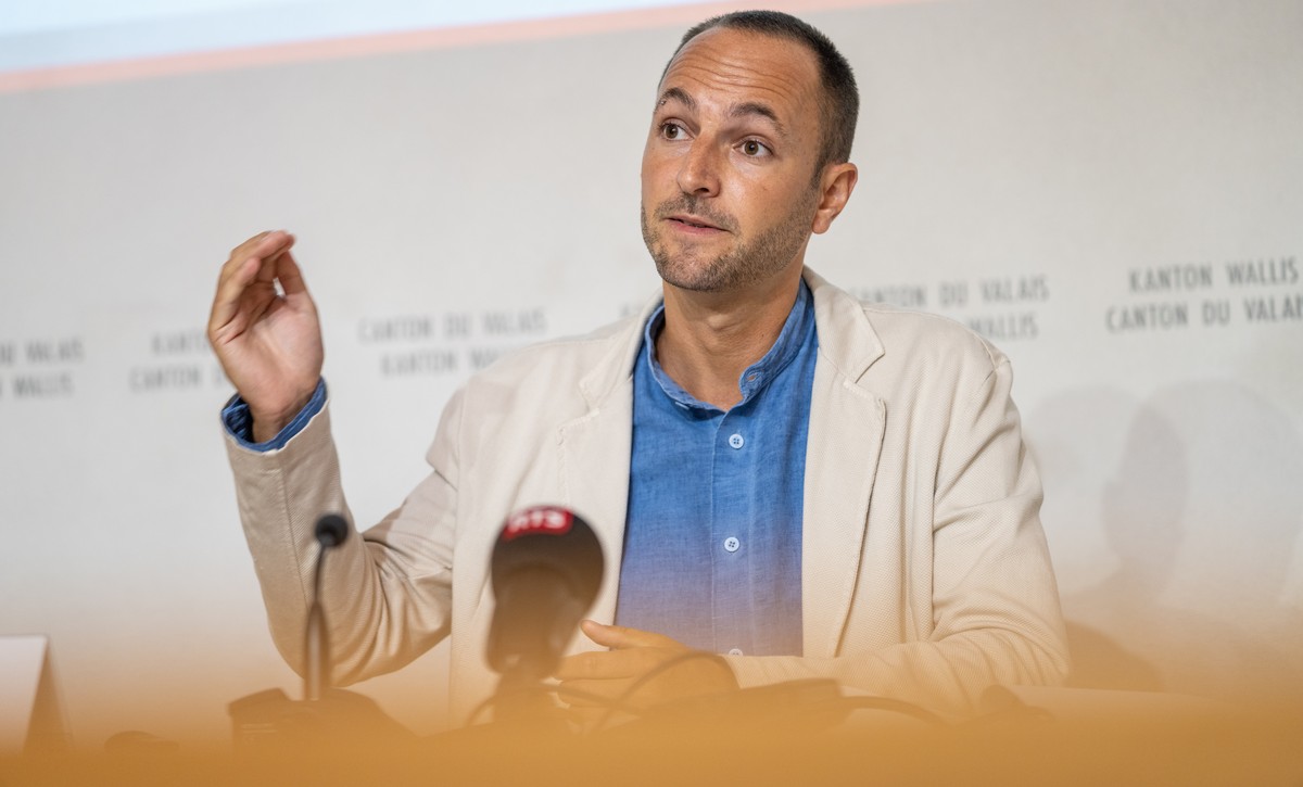 Mathias Reynard, Conseiller d'Etat valaisan, parle lors d'une conference de press apres ses 100 premiers jours en fonction en tant que nouveau conseiller d'Etat valaisan le jeudi 19 aou ...