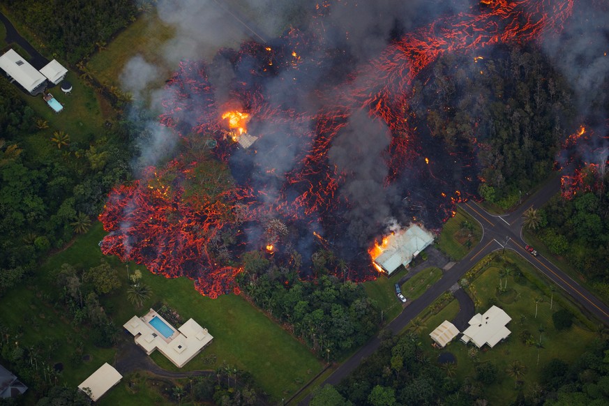 epa06716099 Activity continues on Kilauea&#039;s east rift zone, as a robust fissure eruption in Leilani Estates sends a massive flow into the subdivision, consuming all in its path, near Pahoa, Hawai ...