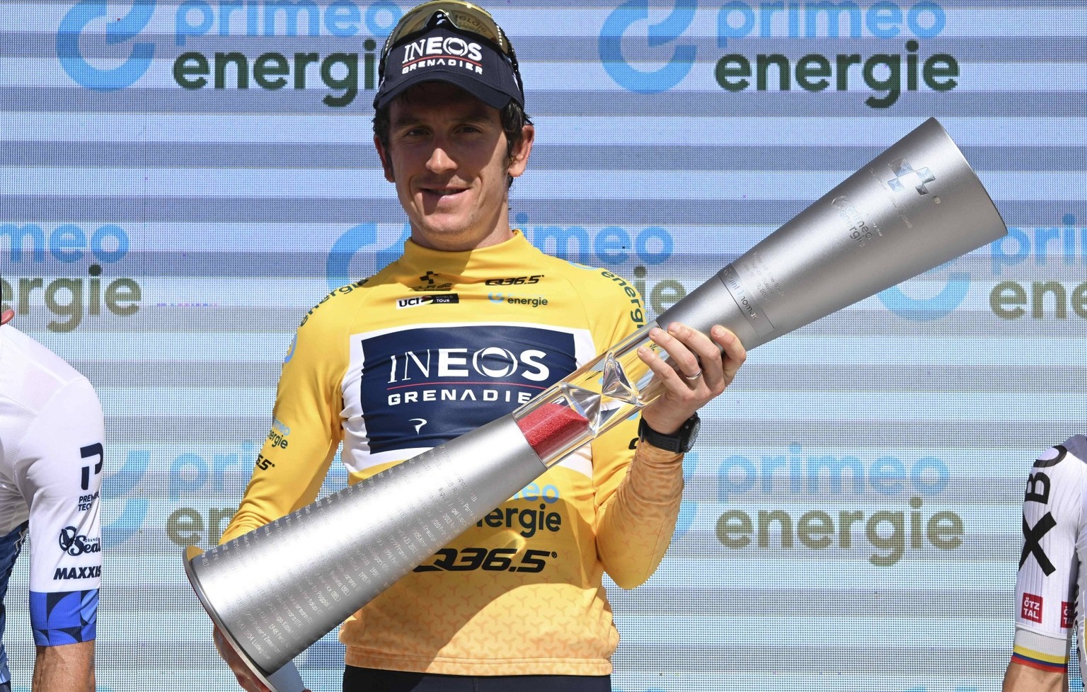 Geraint Thomas mit der Trophäe für den Gesamtsieger der Tour de Suisse.