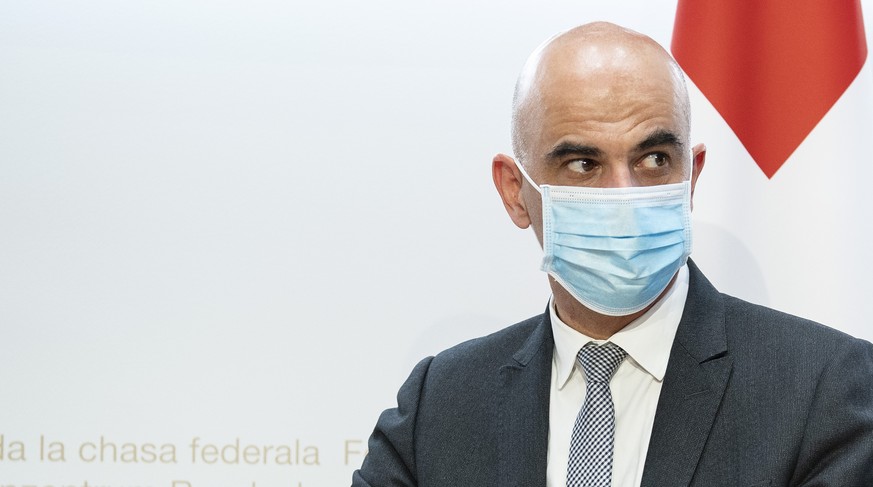 Bundesrat Alain Berset desinfiziert sich die Hande nach einer Medienkonferenz zur Covid-19 Situation, am Donnerstag, 22. Oktober 2020, in Bern. (KEYSTONE/Peter Schneider).