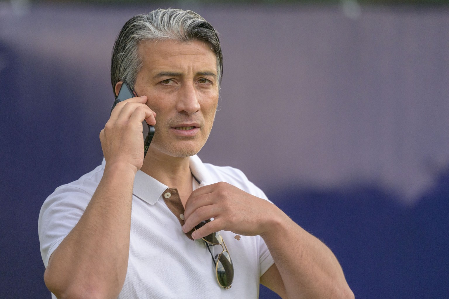 Murat Yakin, Trainer der Schweizer A-Fussballnationalmannschaft, telefoniert beim Training der Schweizer U21-Fussballnationalmannschaft, einen Tag vor dem dritten Spiel der Schweiz in der Gruppe D an  ...
