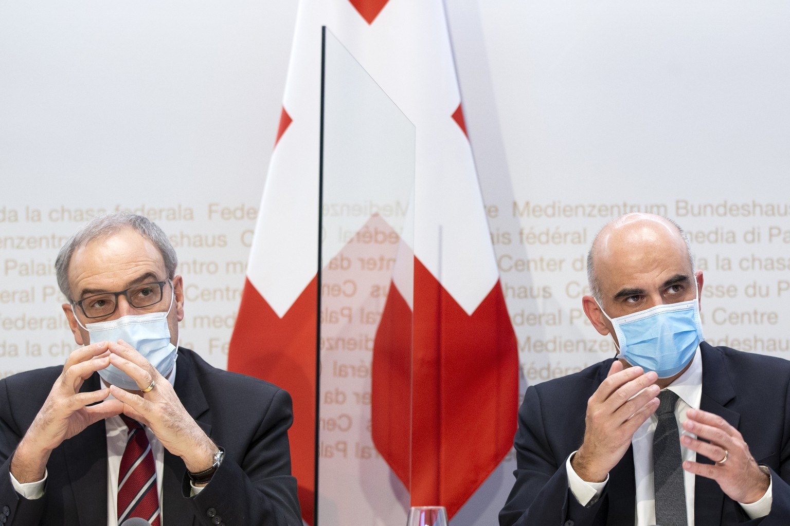 Bundesrat Alain Berset, rechts, spricht neben Bundespraesident Guy Parmelin, waehrend einer Medienkonferenz des Bundesrates zur aktuellen Lage im Zusammenhang mit dem Coronavirus, am Mittwoch, 13. Jan ...