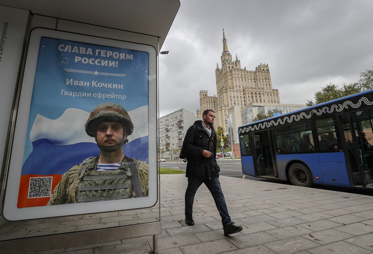 epa10207434 A poster on a bus stop depicting a soldier with the slogan reading 'Glory to the Heroes of Russia' in Moscow, Russia, 26 September 2022. Russian President Putin announced in a te ...