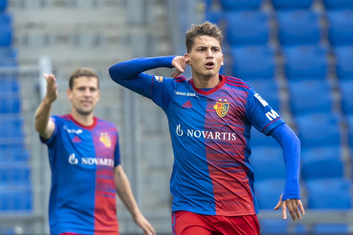 Basels Sebastiano Esposito, rechts, jubelt nach seinem Freistosstor zum 1:1 im Fussball Meisterschaftsspiel der Super League zwischen dem FC Basel 1893 und dem BSC Young Boys im Stadion St. Jakob-Park ...