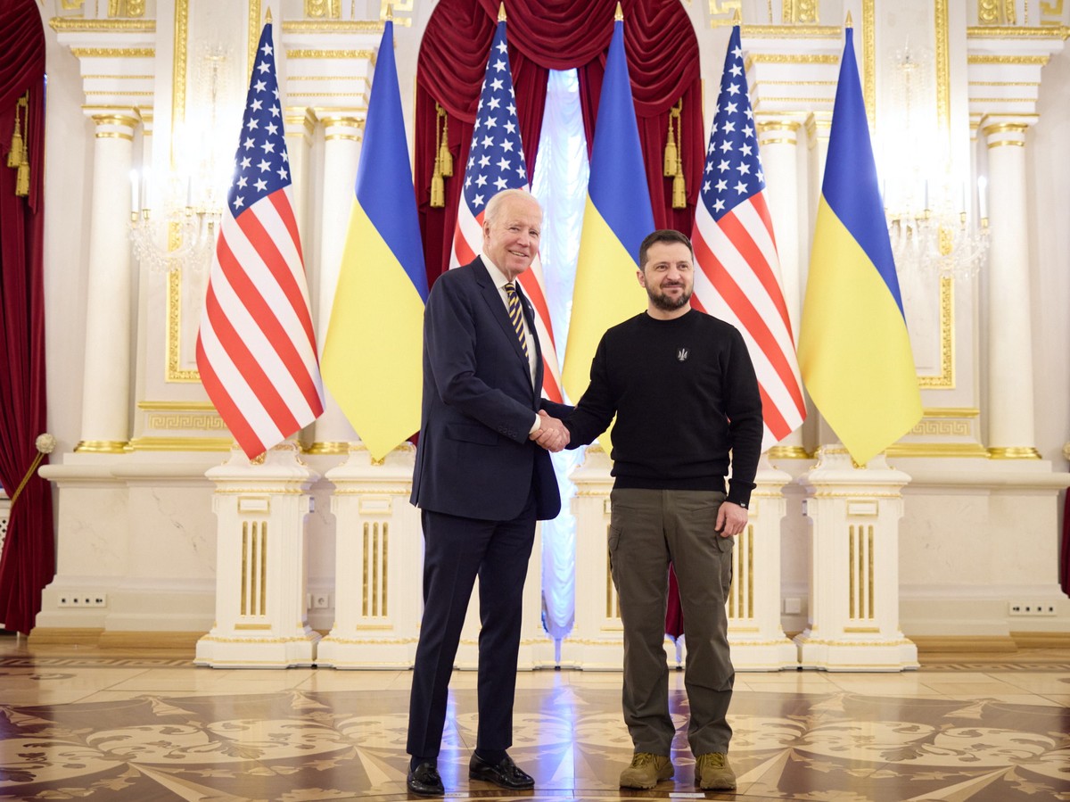 epa10479620 A handout photo made available by the Ukrainian Presidential Press Service on 20 February 2023 shows Ukrainian President Volodymyr Zelensky (R) shaking hands with US President Joe Biden, i ...