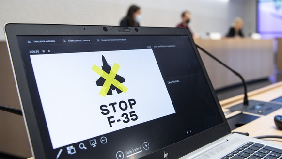 Nationalraetin Marionna Schlatter, Gruene ZH, Jonas Kampus, GSoA und Nationalraetin Priska Seiler Graf, SP-ZH, von links, aeussern sich bei der Lancierung der Stop F-35 Initiative, am Dienstag, 31. Au ...