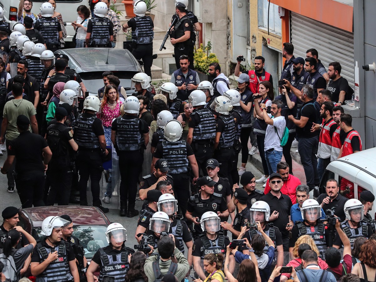 epa10698562 Turkish police detain members of the LGBT (lesbian, gay, bisexual, transgender) community in a side street during the ?Trans Pride march in Istanbul, Turkey, 18 June 2023. The Turkish Gove ...