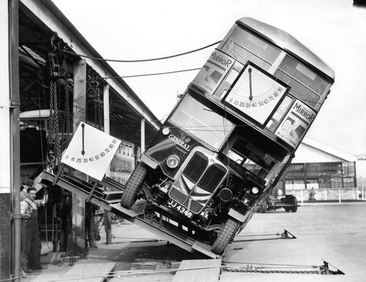 Elch-Test eines Londoner Doppeldeckerbusses, 1933.
https://www.reddit.com/r/pics/comments/1mmy4z/this_is_how_they_prove_londons_doubledecker_buses/