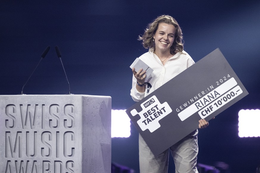 Riana thanks for winning the, Best Talent, during the award ceremony of the Swiss Music Awards in Zuerich, Switzerland, May 8, 2024. (KEYSTONE/Urs Flueeler)