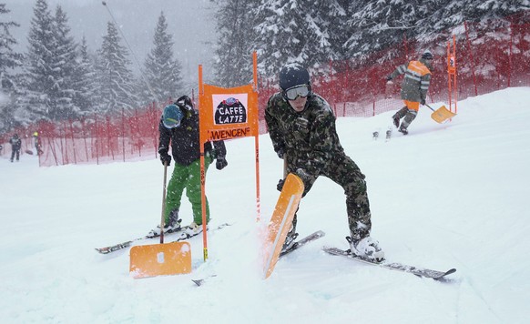 Alpine Skiing - FIS Alpine Skiing World Cup - Men&#039;s Downhill - Wengen, Switzerland - 14/01/17 - Course workers and soldiers remove last night&#039;s snow from the Lauberhorn course. REUTERS/Ruben ...