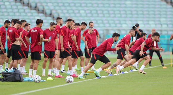 epa09273361 Okay Yokuslu (R), Burak Yilmaz (3-R), Ozan Tufan (4-R) and players of Turkey warm up during a training session in Baku, Azerbaijan, 15 June 2021. Turkey will face Wales at UEFA EURO 2020 o ...