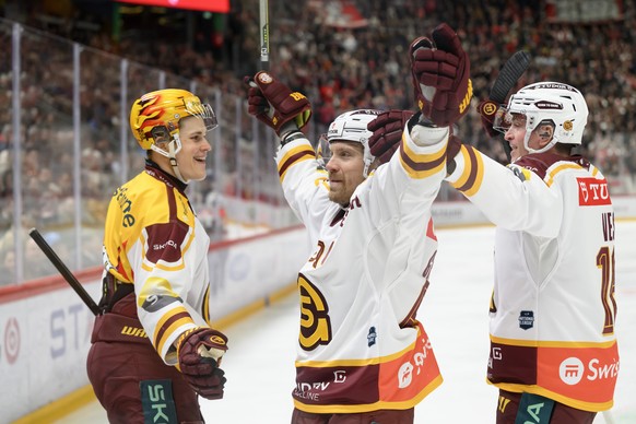 Markus Granlund (GSHC), centre, celebre son but du 0 a 1 avec PostFinance Top Scorer Jesse Puljujaervi (GSHC), gauche, et Jimmy Vesey (GSHC), droite, lors du match du championnat suisse de hockey sur  ...